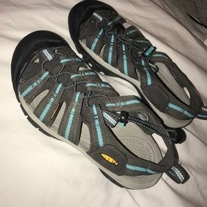 Women’s Keens size 7